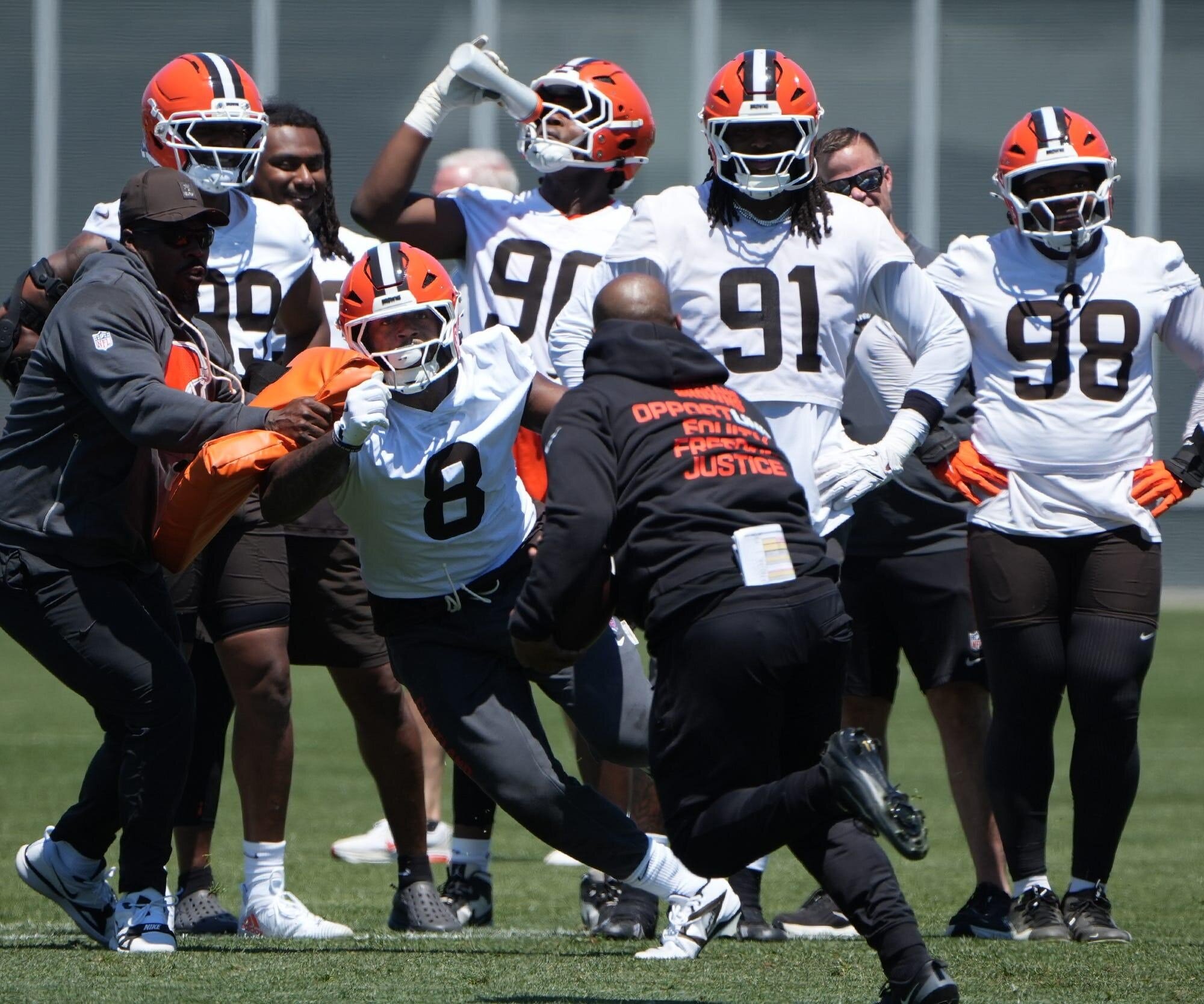 Cleveland Browns still looking for help at defensive end