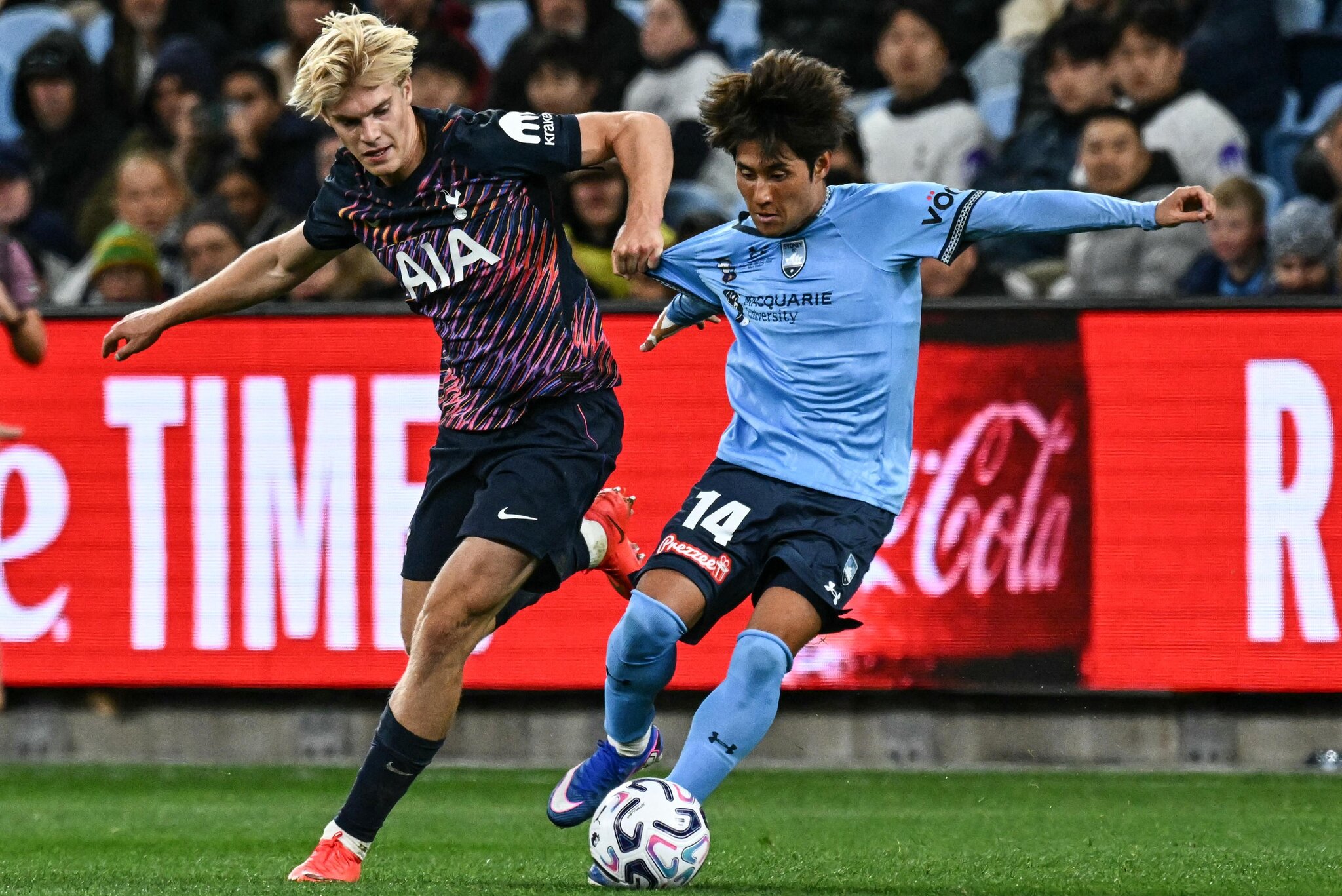 Roberto De Zerbi praises Luca Williams-Barnett, clarifies Bergvall situation following Sydney preseason friendly