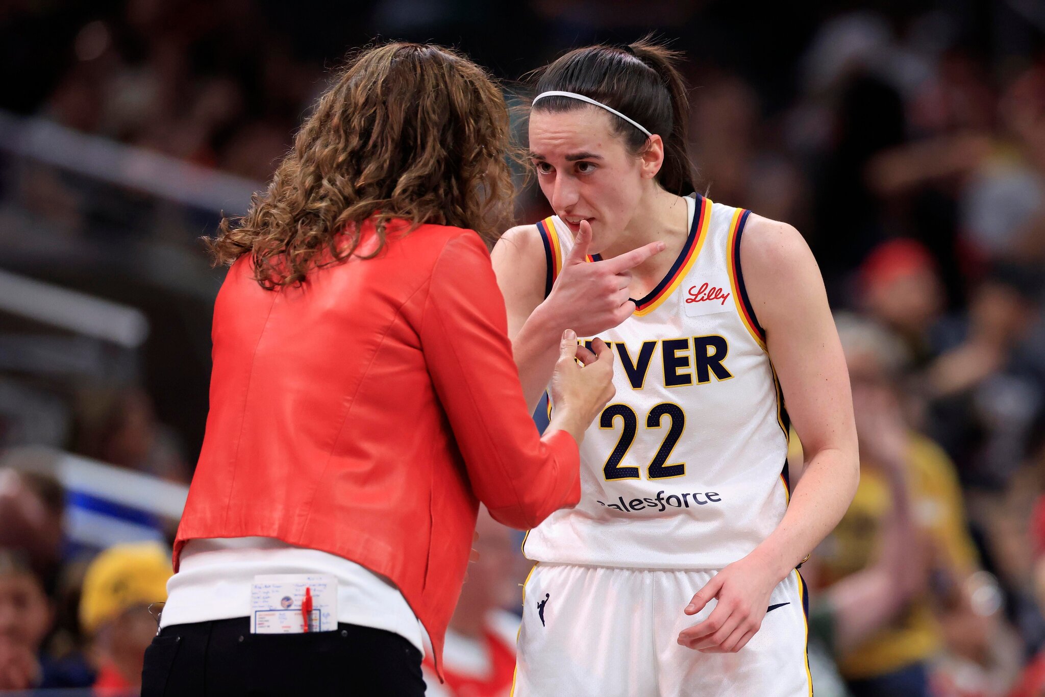 Caitlin Clark defends Stephanie White, calls out fans for booing