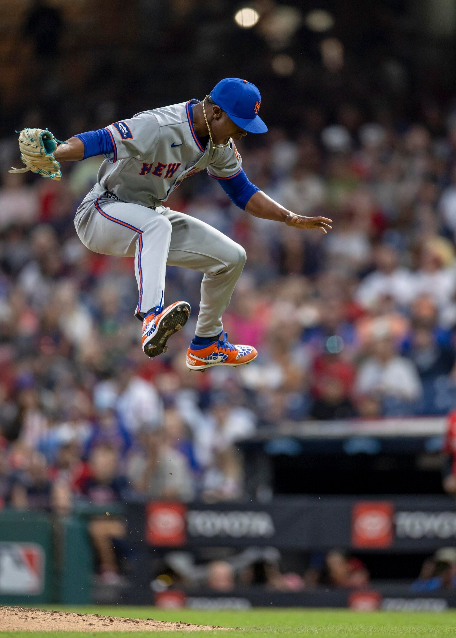 Mets endure back-and-forth game, defeat Guardians in extras