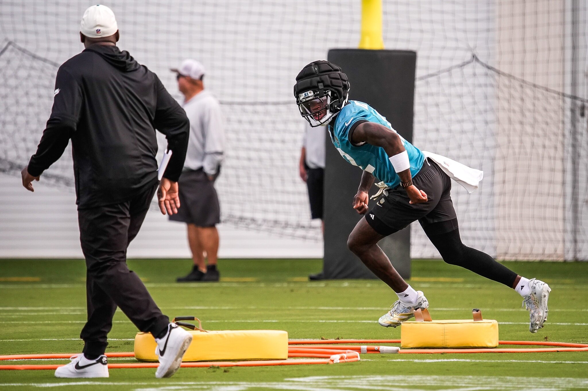 Jaguars' Travis Hunter makes highlight plays on offense and defense
