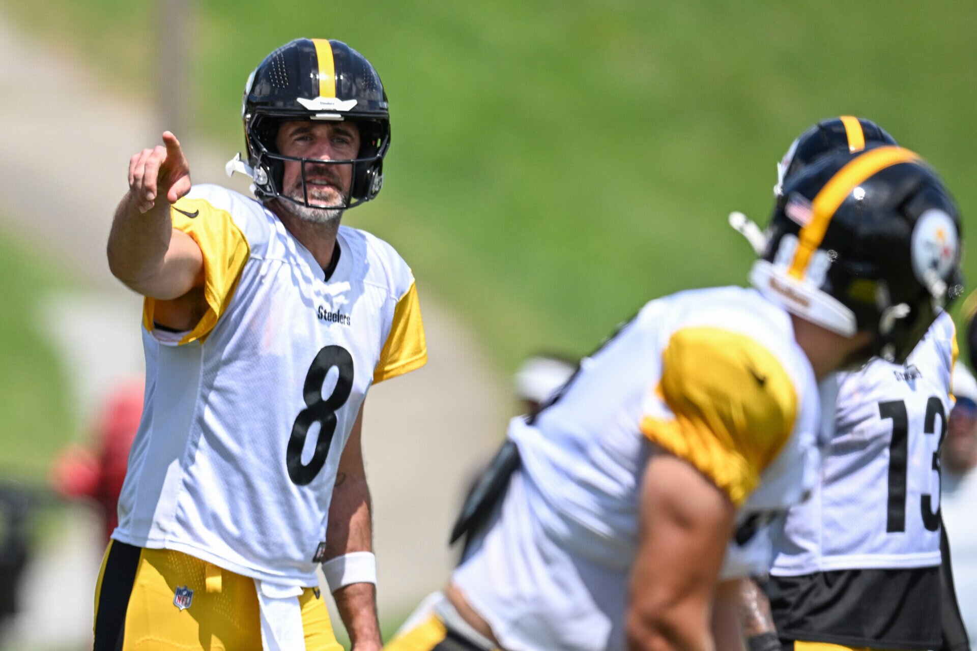 Mike McCarthy reveals how Aaron Rodgers is mentoring Steelers’ next quarterbacks