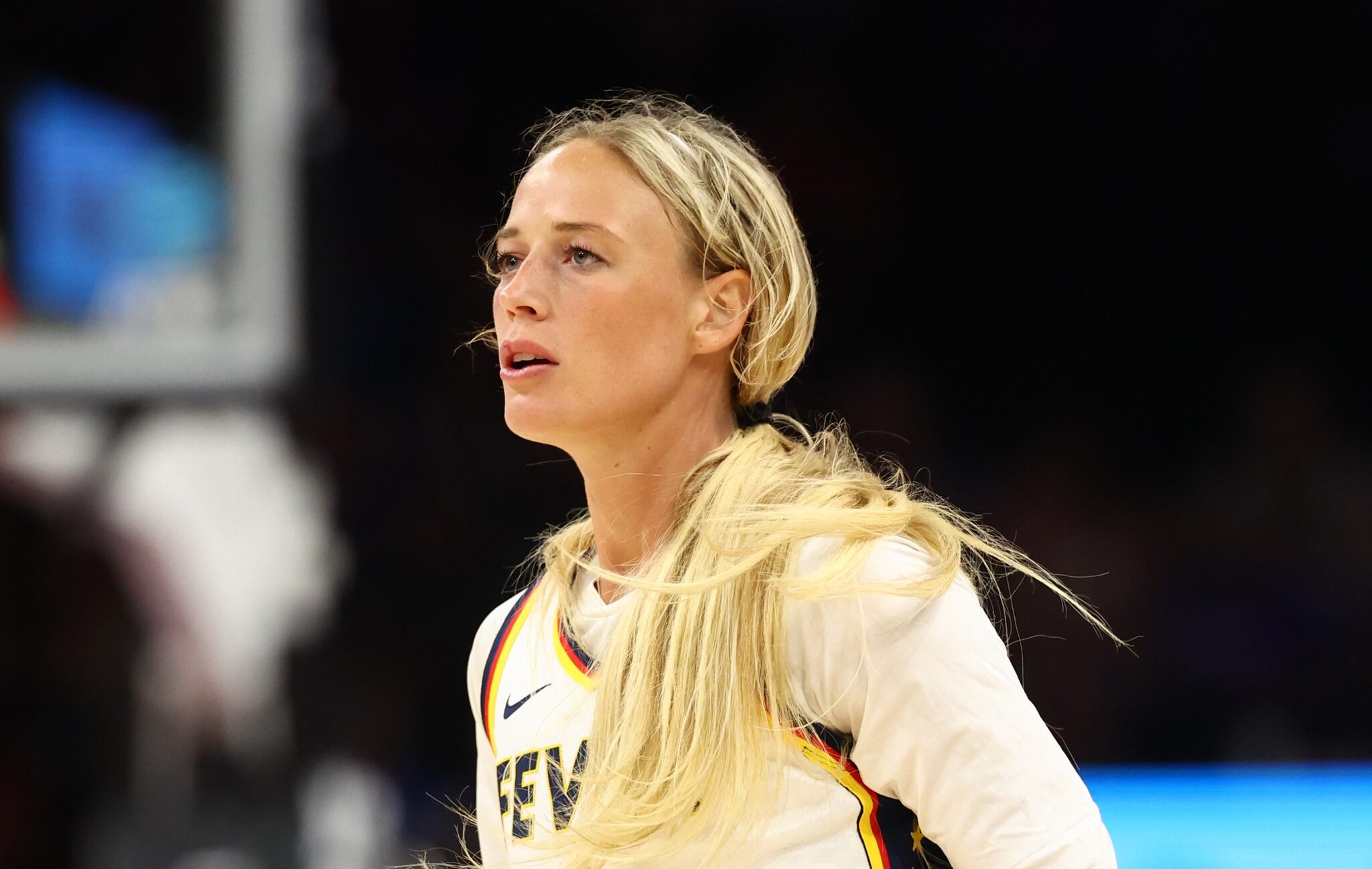 Boycott this league’: Outrage after fan forced to remove sign supporting Sophie Cunningham