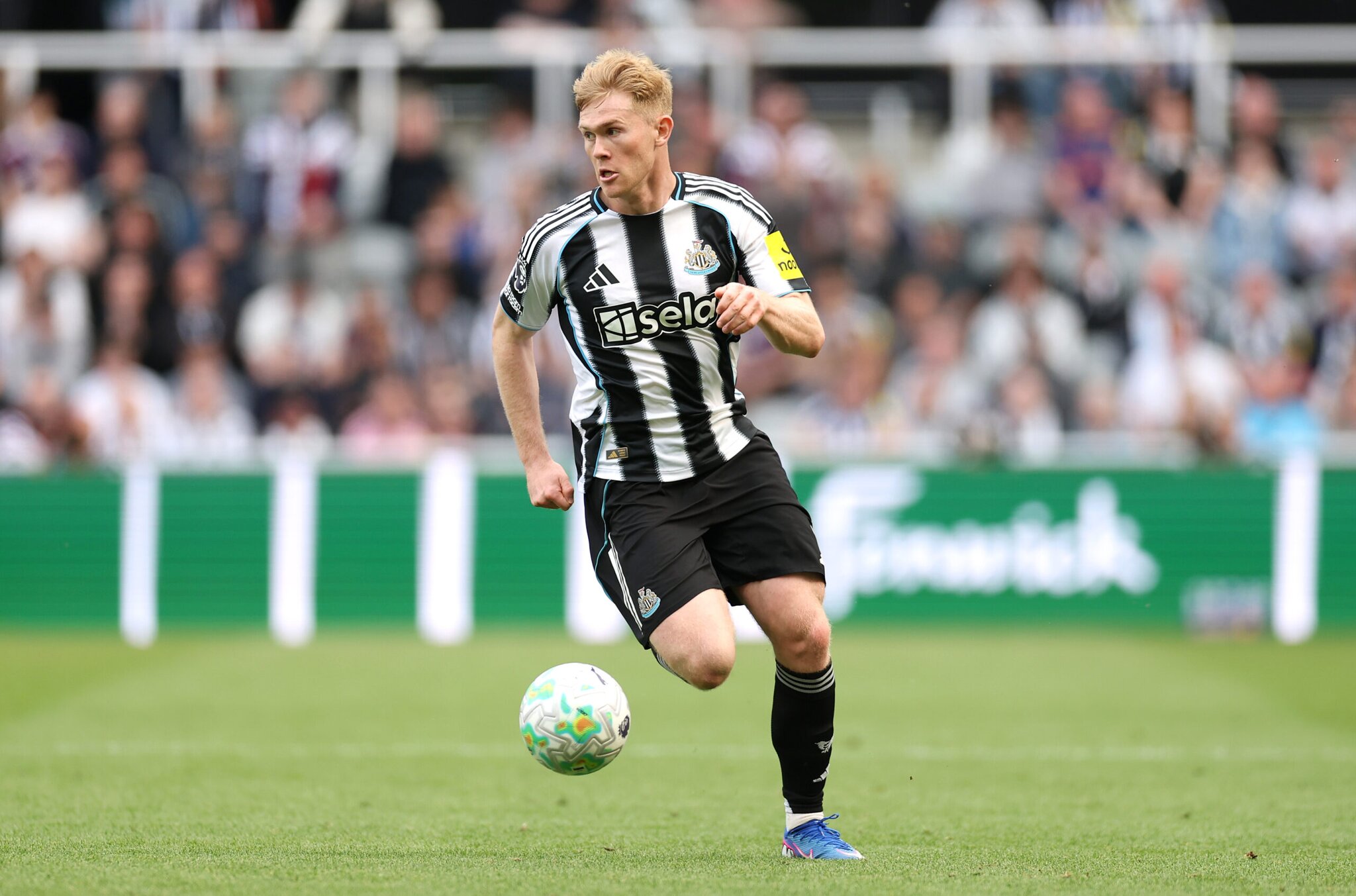 Manchester United ready to exploit Newcastle uncertainty with Hall bid