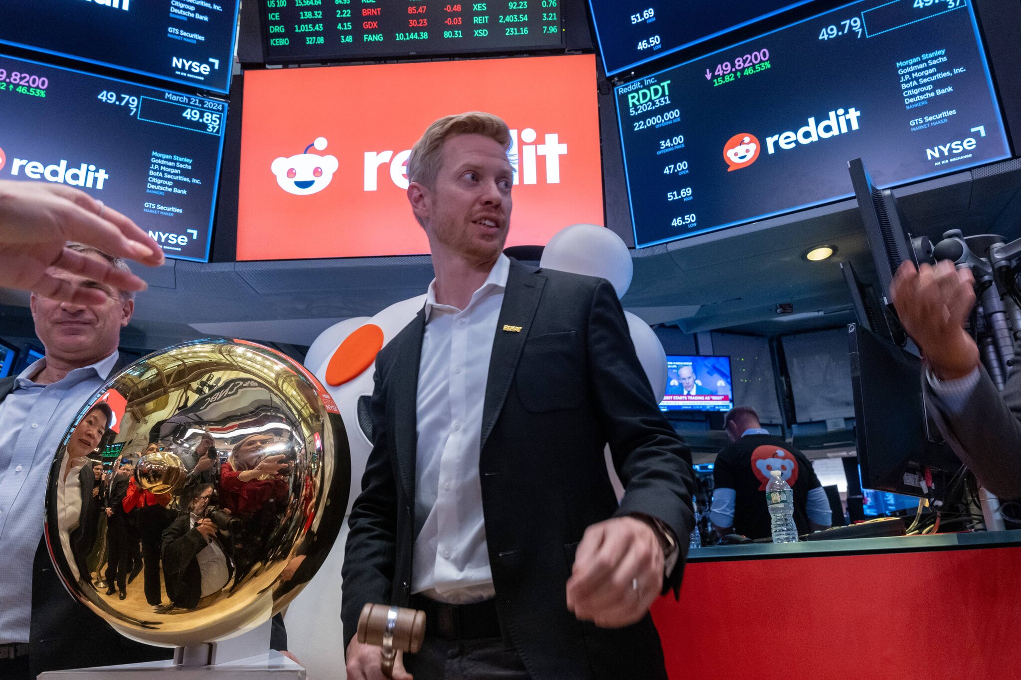 Google traffic wobble sends major signal for sinking Reddit stock