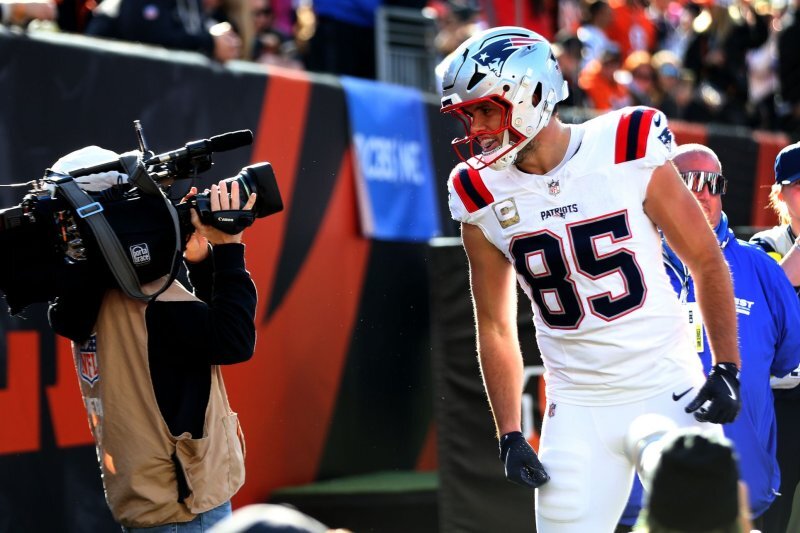 New England Patriots sign tight end Hunter Henry to $16M extension