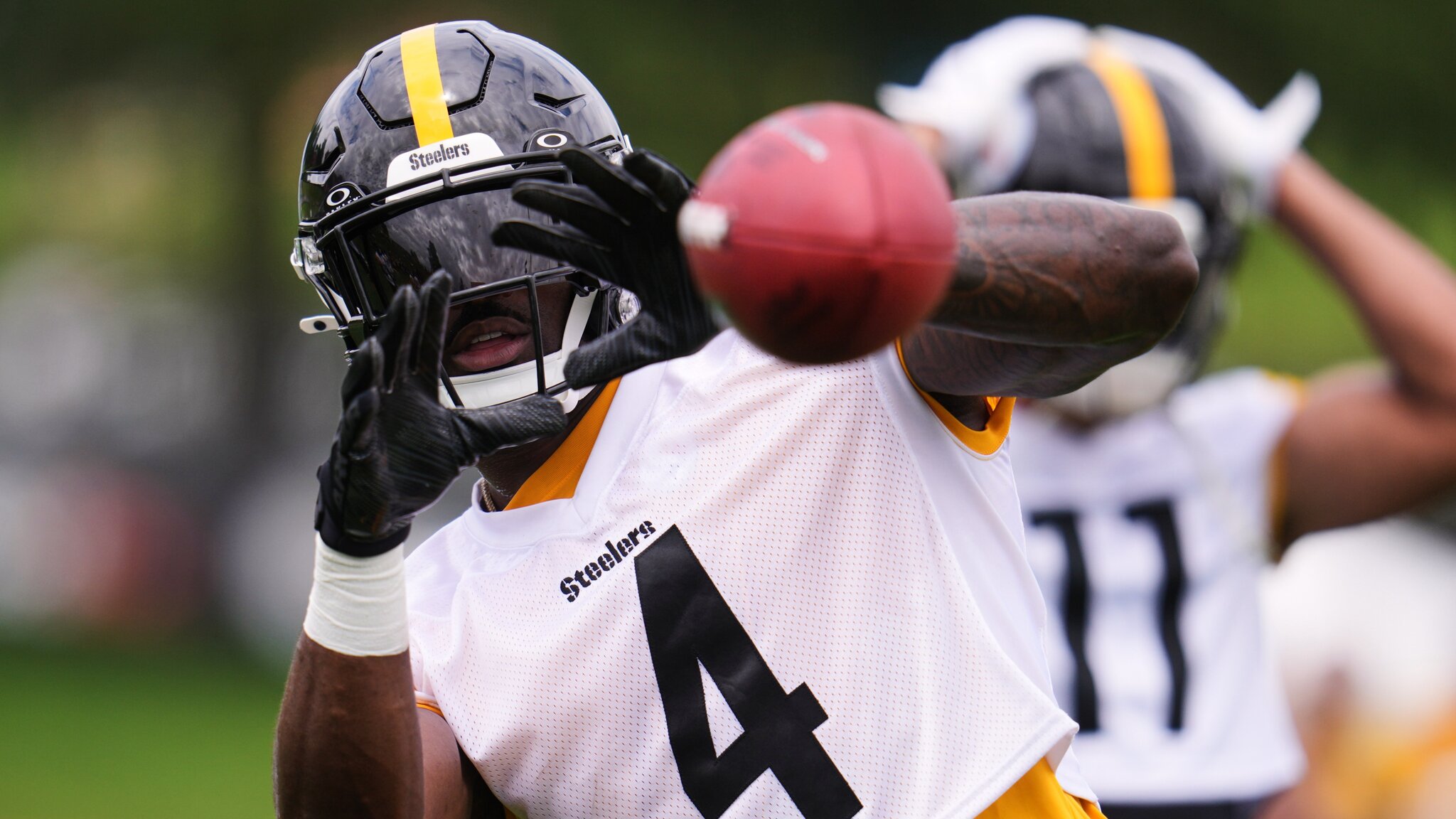 Steelers make intriguing DK Metcalf contract decision