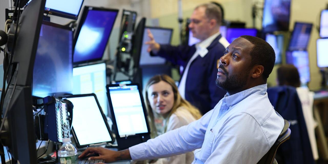 Chip Stocks Slide as AI Worries Push Investors to Other Sectors