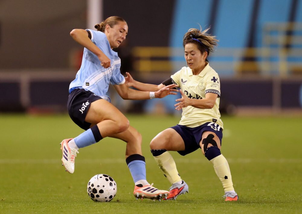 Everton sign Manchester City defender Layzell on loan