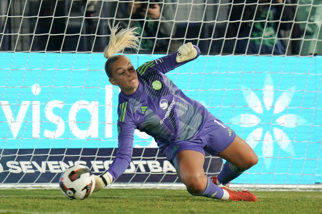 Newcastle United sign Manchester United keeper Rendell on loan
