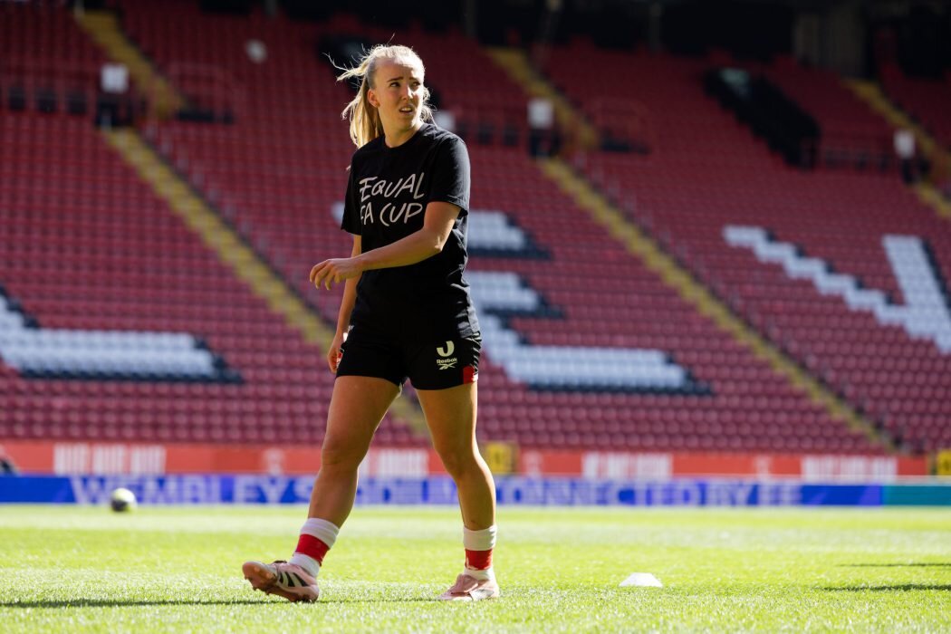 Charlton Athletic defender Newsham signs new deal
