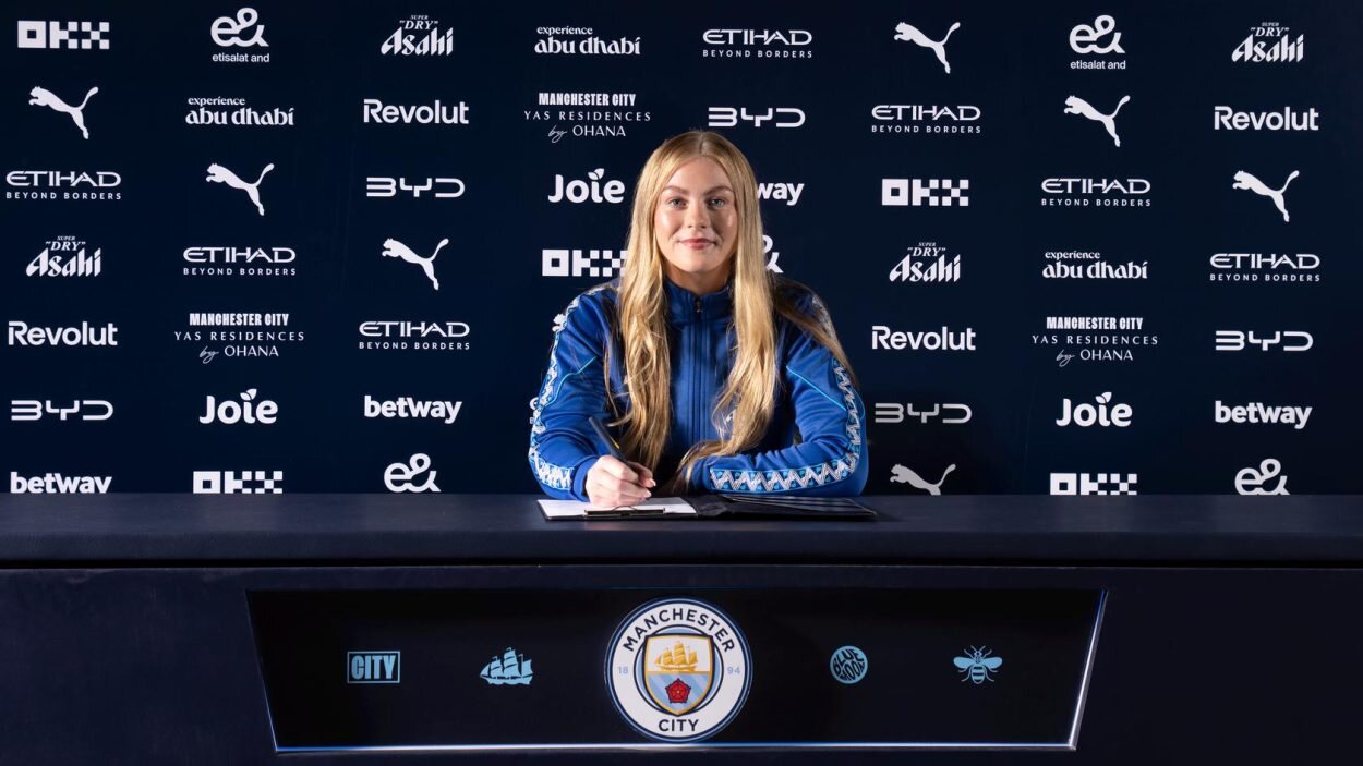 Manchester City midfielder Oldroyd signs first professional deal