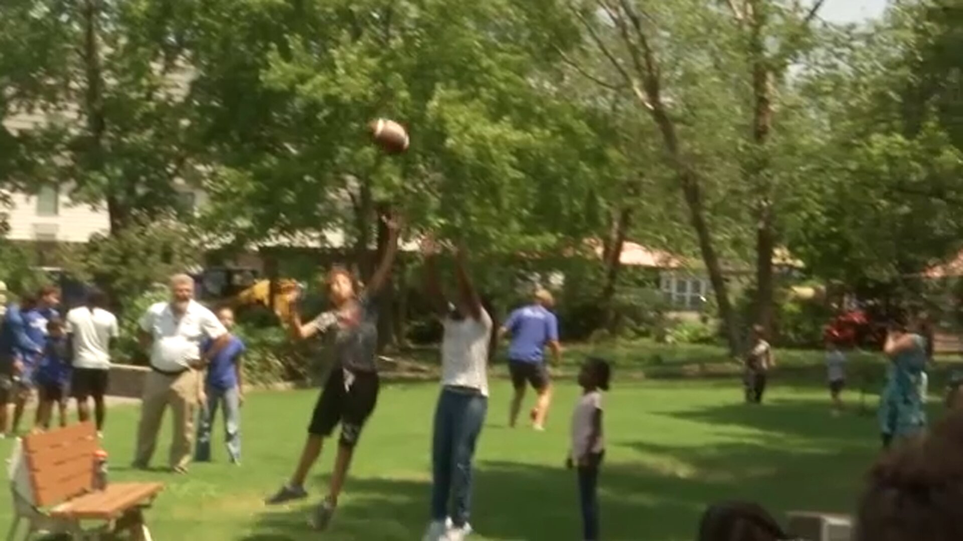 Duke football players bring smiles to kids at Durham Rescue Mission