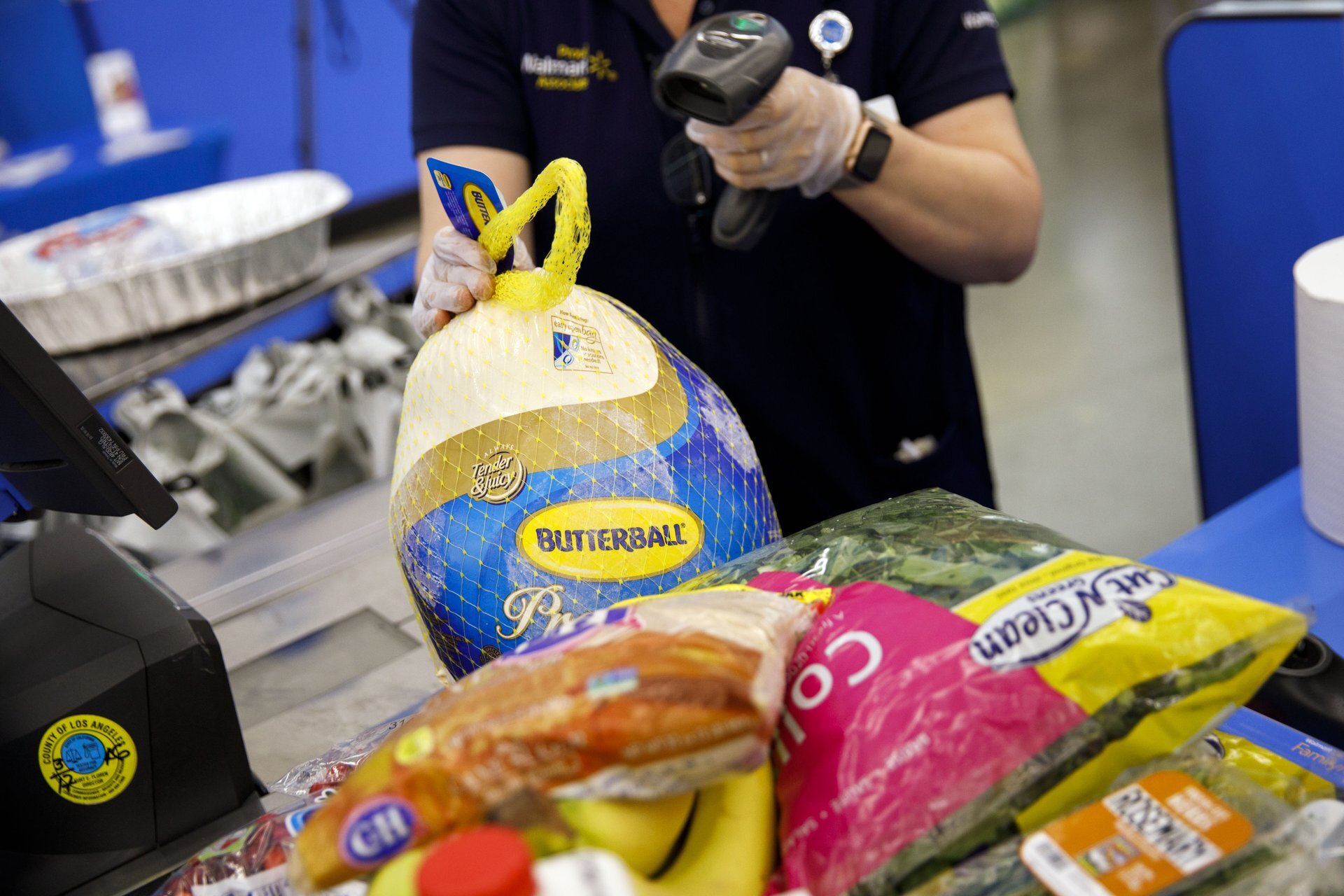 US retail sales unexpectedly drop in July
