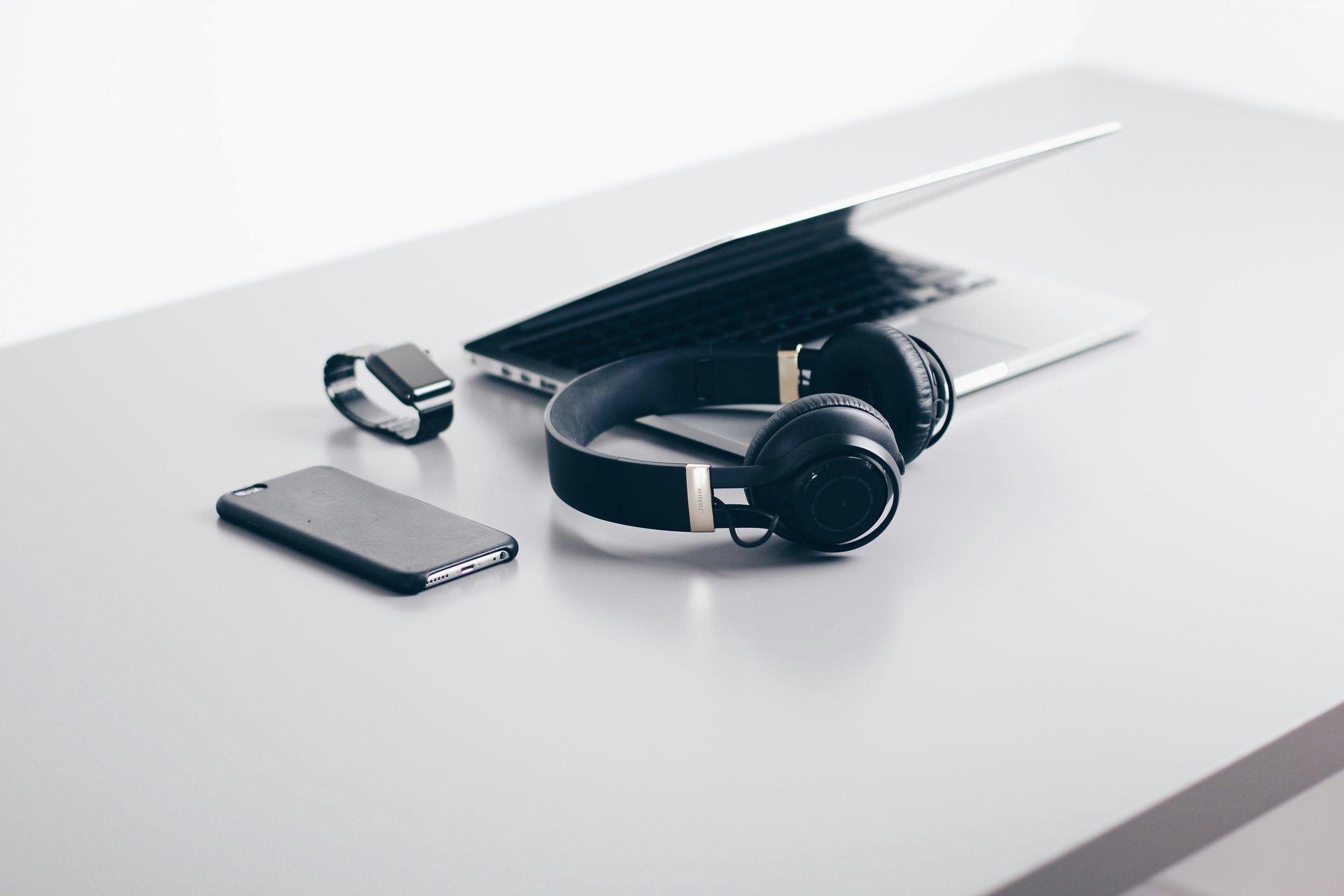 5 tech gadgets you can buy used, and 2 you should buy new