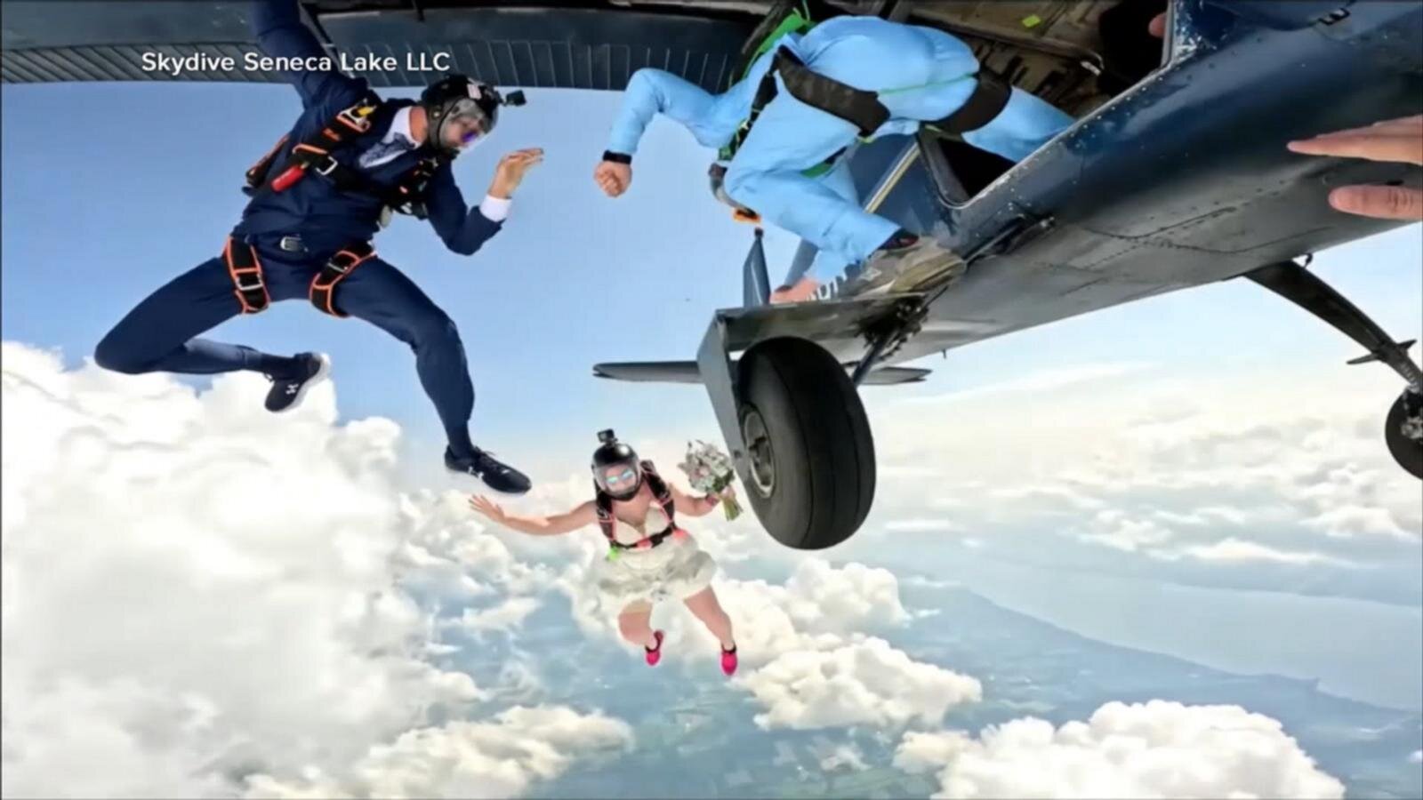 Skydiving couple gets married in midair