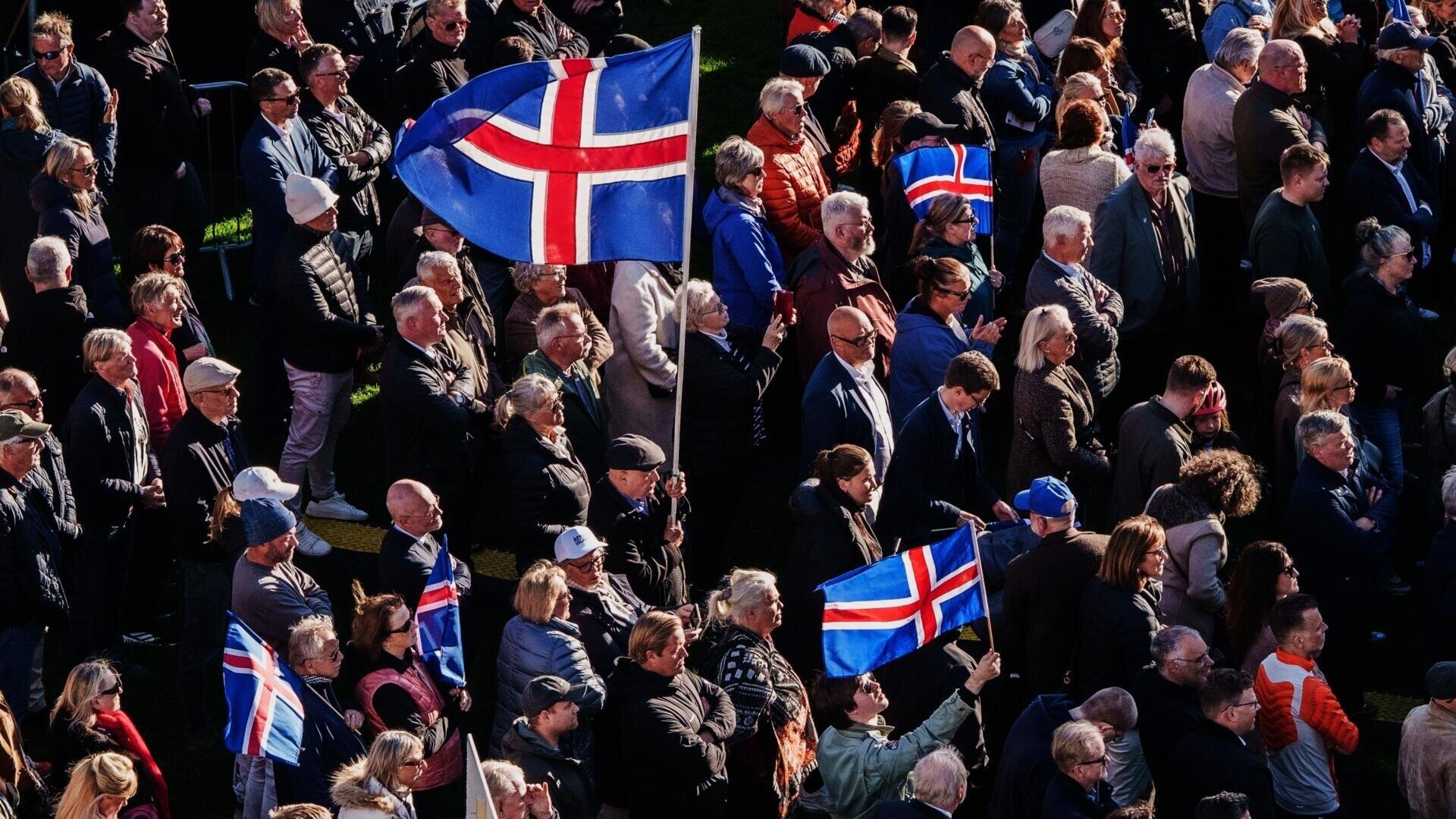 Icelanders vote in tight referendum on restarting EU membership talks