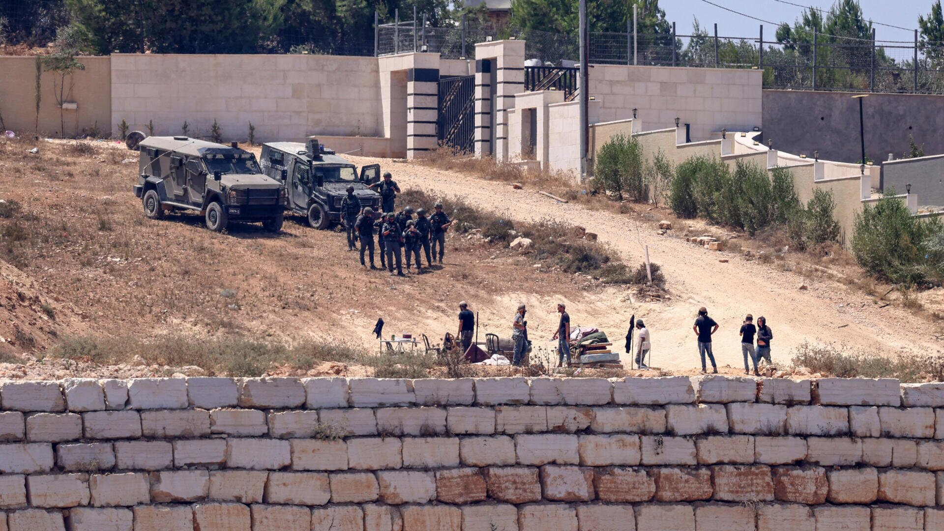 Israeli troops fail to remove settlers besieging Palestinian homes in West Bank village