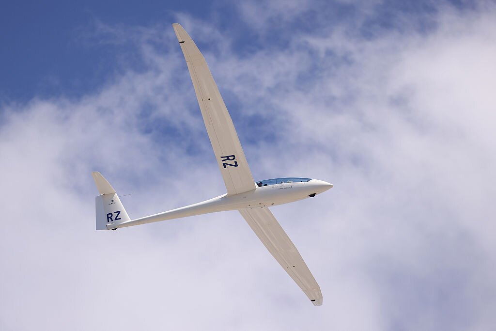 1 dead after glider goes down near Central Texas flight school