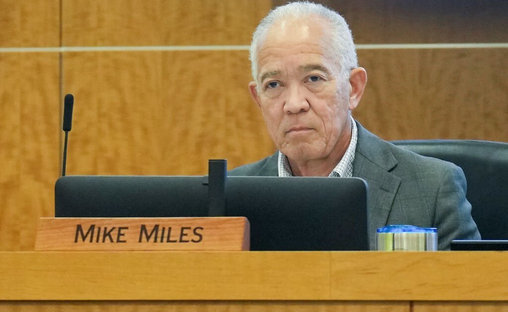 Mike Miles could get $231K bonus as HISD sees surge in A, B schools—and Fs