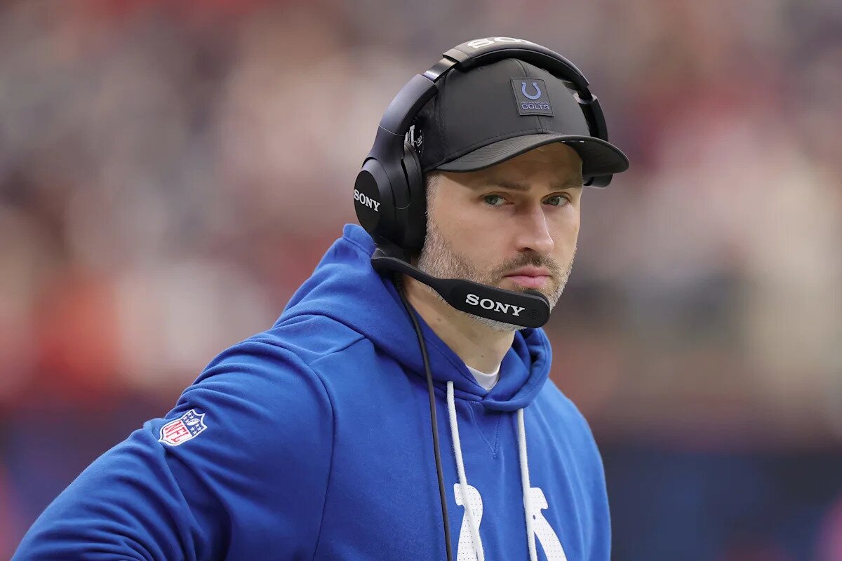 Why Brian Mason's still coaching on Colts sidelines after 7th knee injury