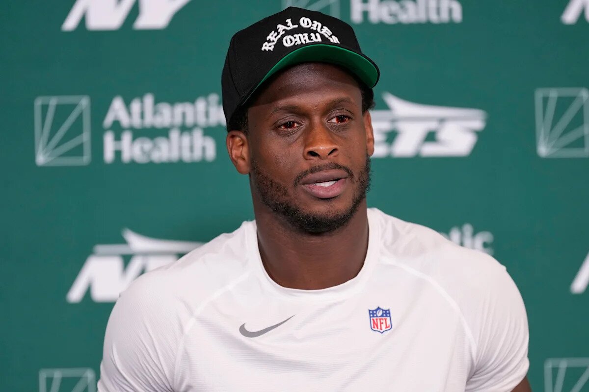 Jets sit Geno Smith vs. Bucs with sore foot, AP source says. Rookie Cade Klubnik expected to start
