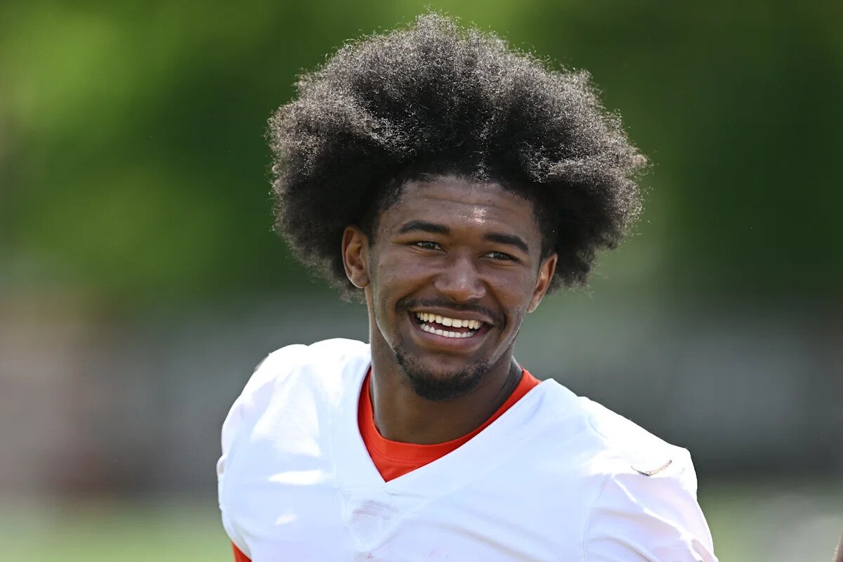 Former Aggie stars test their meme knowledge at Browns–Bills practice