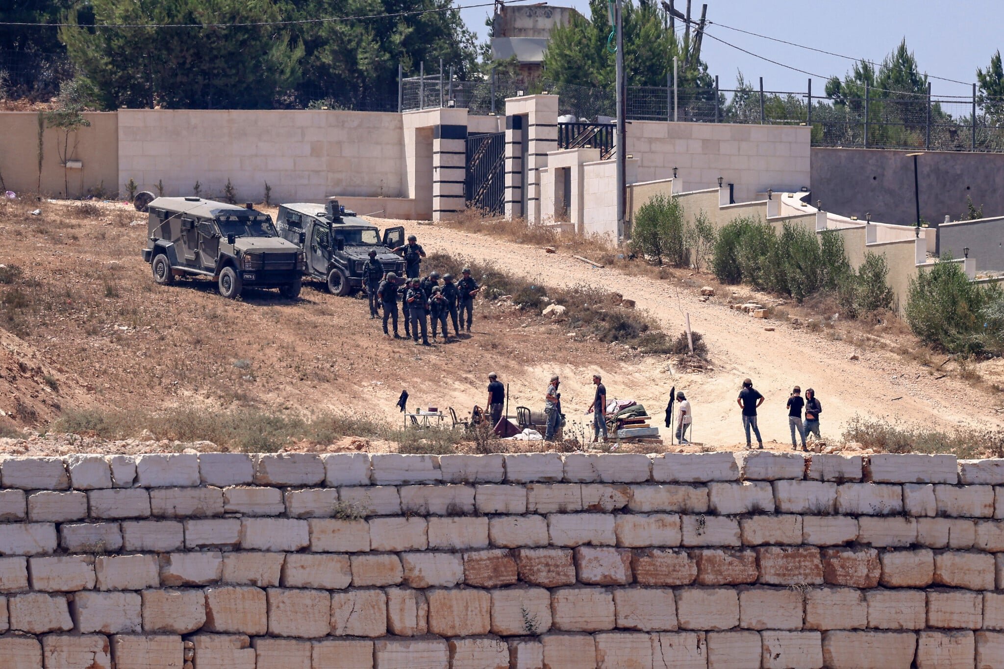 IDF fails to remove settler extremists besieging Palestinian home in West Bank