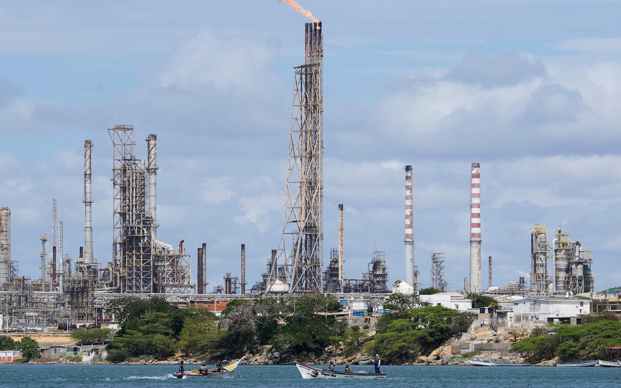 Trump announces Venezuela oil deal, as gas prices still high 6 months into Iran war