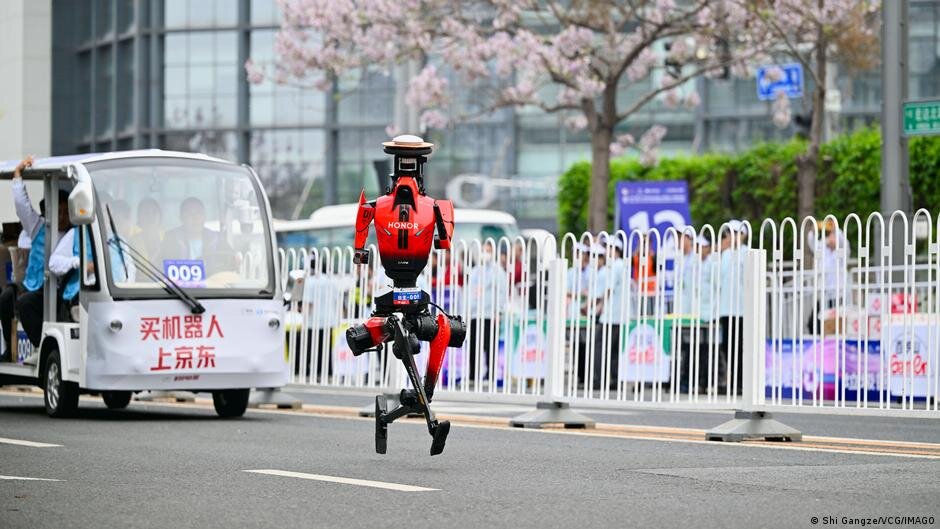 Chinese robot beats Usain Bolt's 100m world record