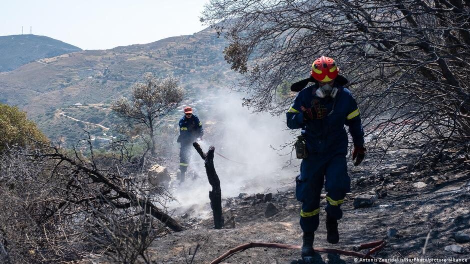 Crete wildfires cause evacuations and firefighter deaths