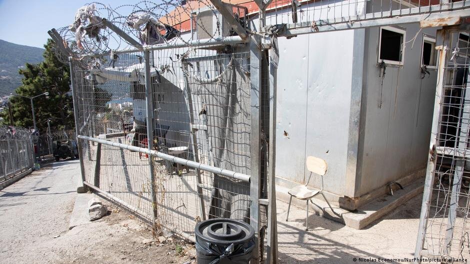 Greece: Migrants clash with police at detention center