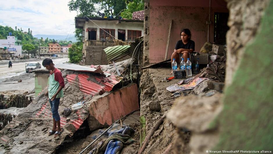 Nepal flood: Death toll crosses 900, thousands still missing
