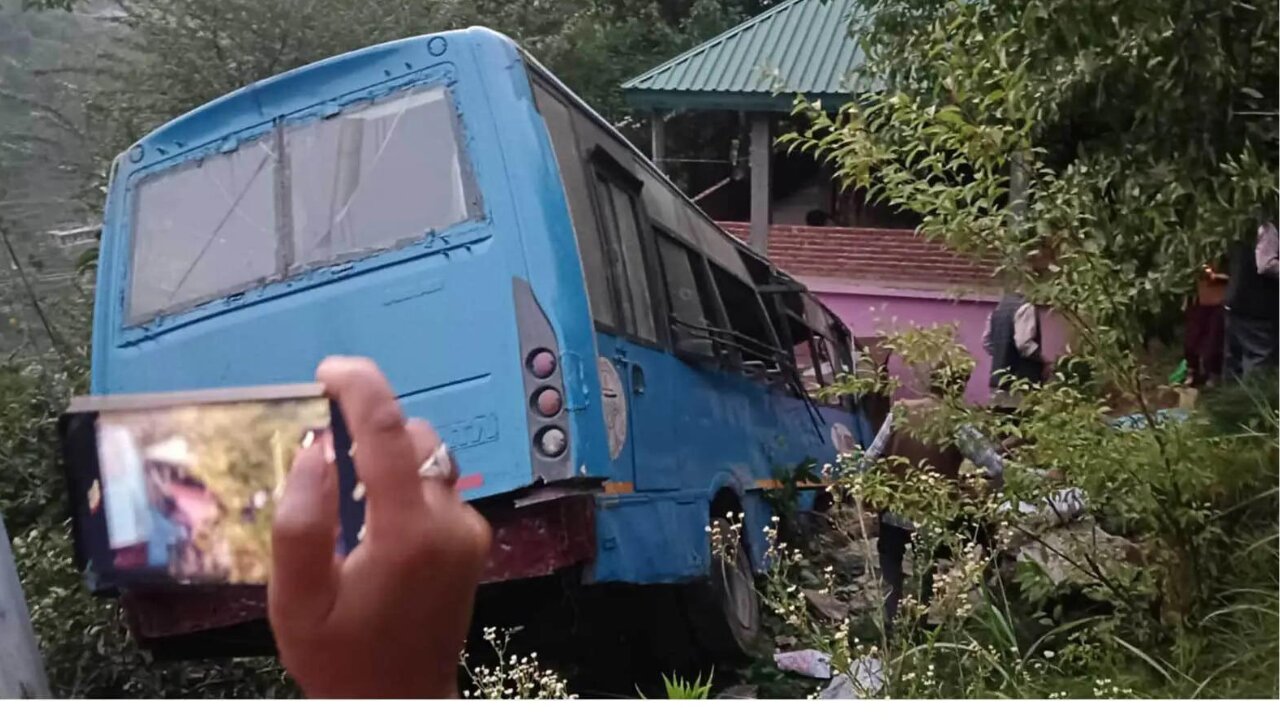 Several pilgrims injured as Amarnath Yatra bus skids off road in J&K