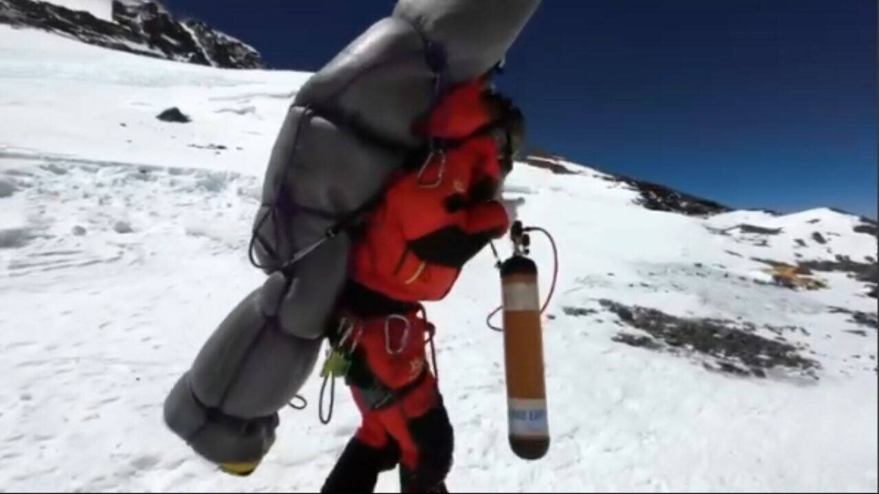 He carried a dying climber for six hours; the man later blocked him