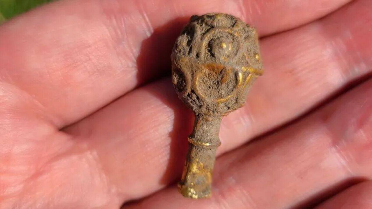 20-year-old student finds 1,200-year-old gold 90 minutes into her first dig