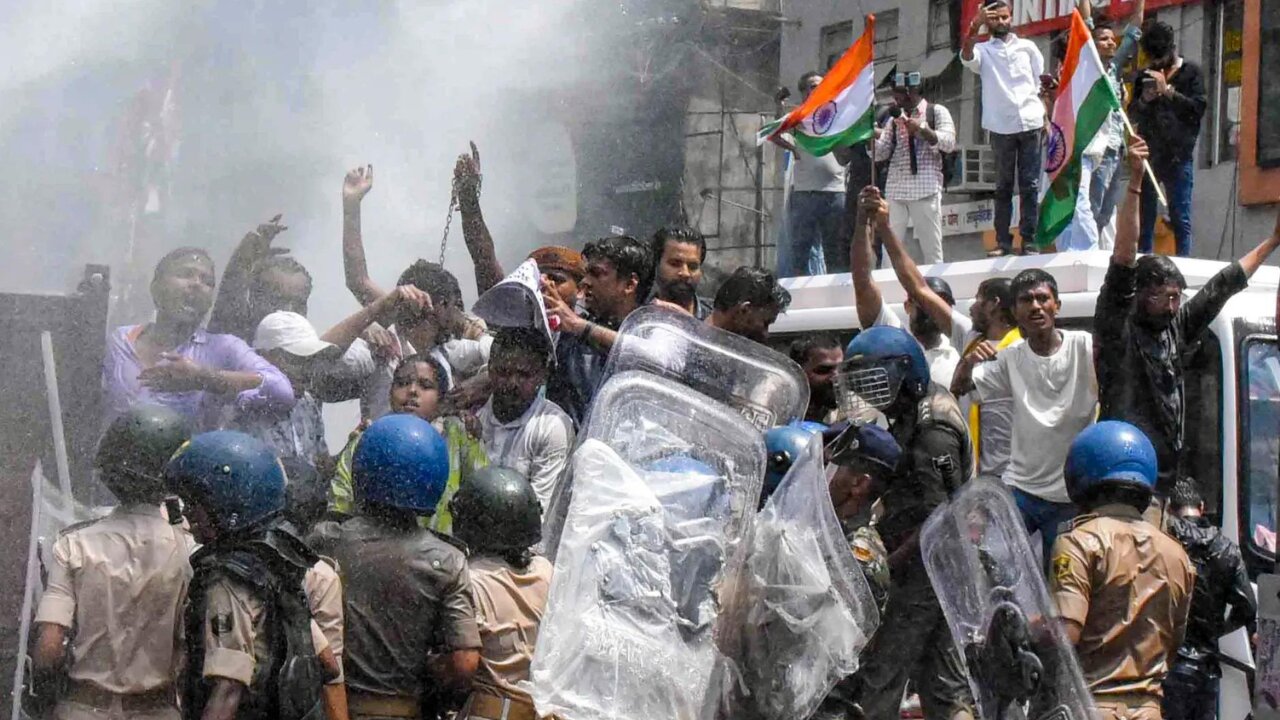 BPSC exam row: Chaotic scenes unfold in Patna as cops & students face-off