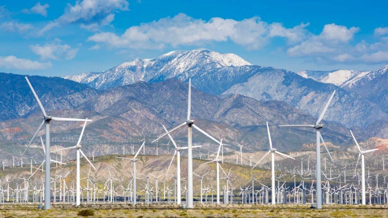 Iowa plant turns retired wind turbine blades into fibres and powders for roads