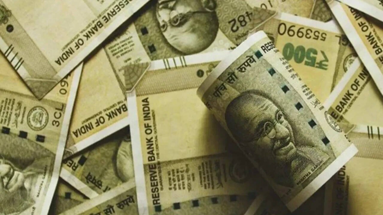 Rupee falls 13 paise to 95.56 as crude rises, Fed hike bets strengthen dollar
