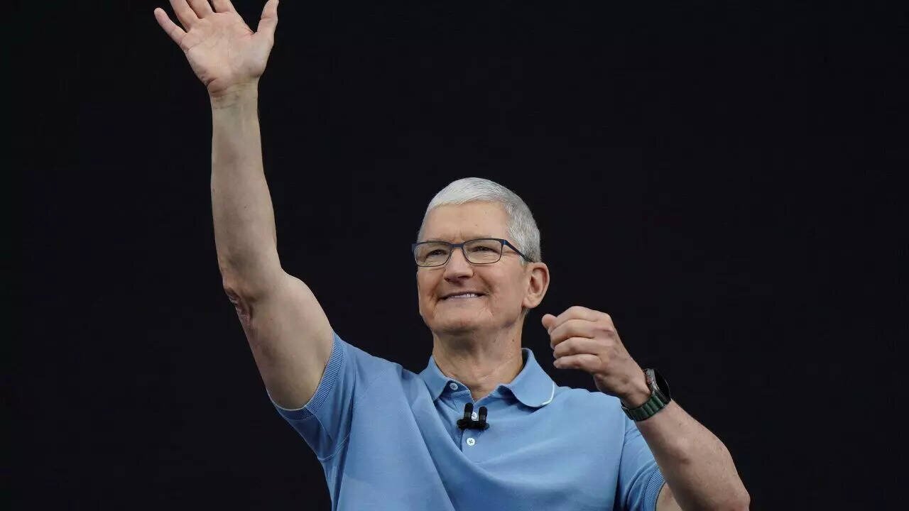 On his last day as Apple CEO, Tim Cook sends memo to employees