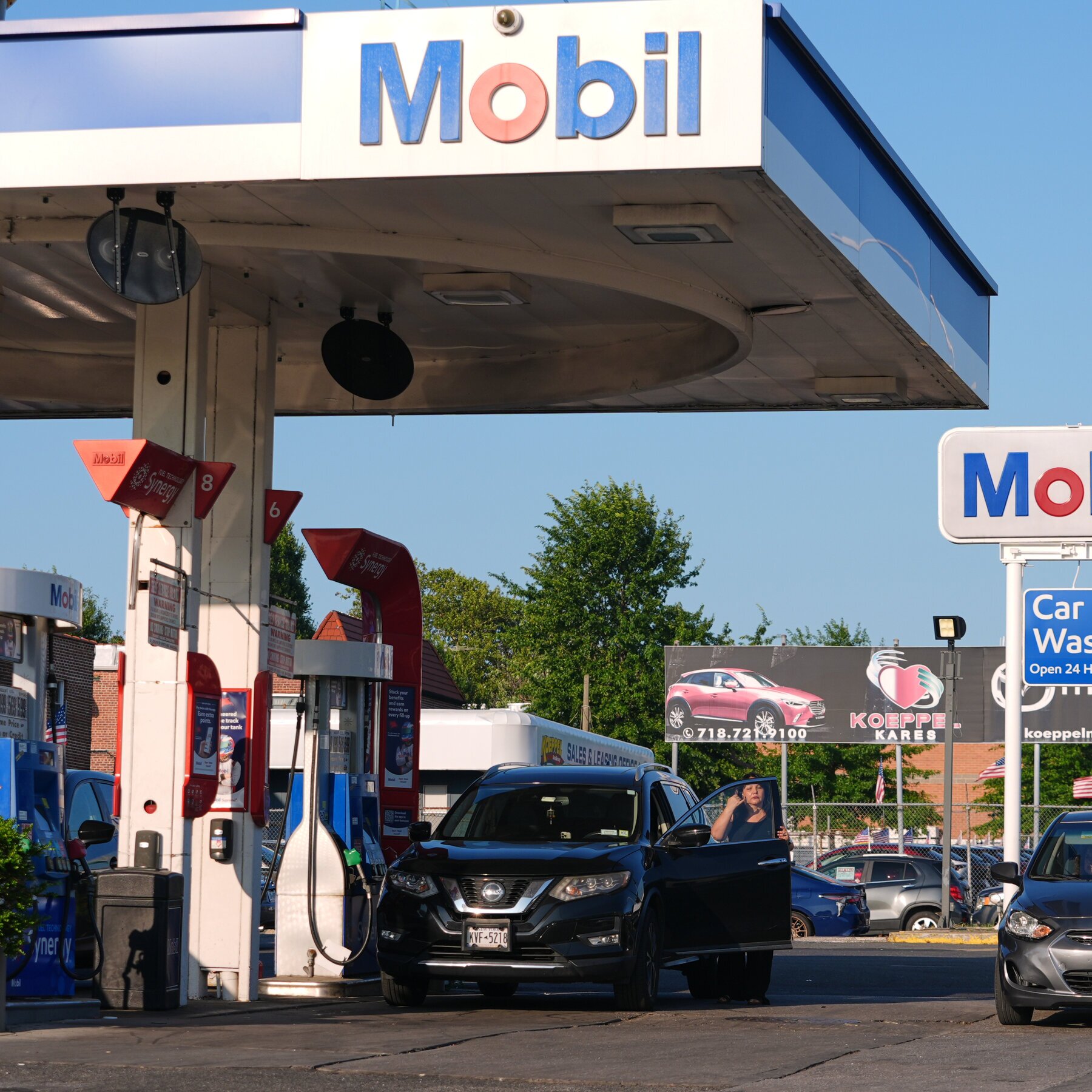 Oil Prices Fall After U.S. and Iran Pause Fighting for a Second Day