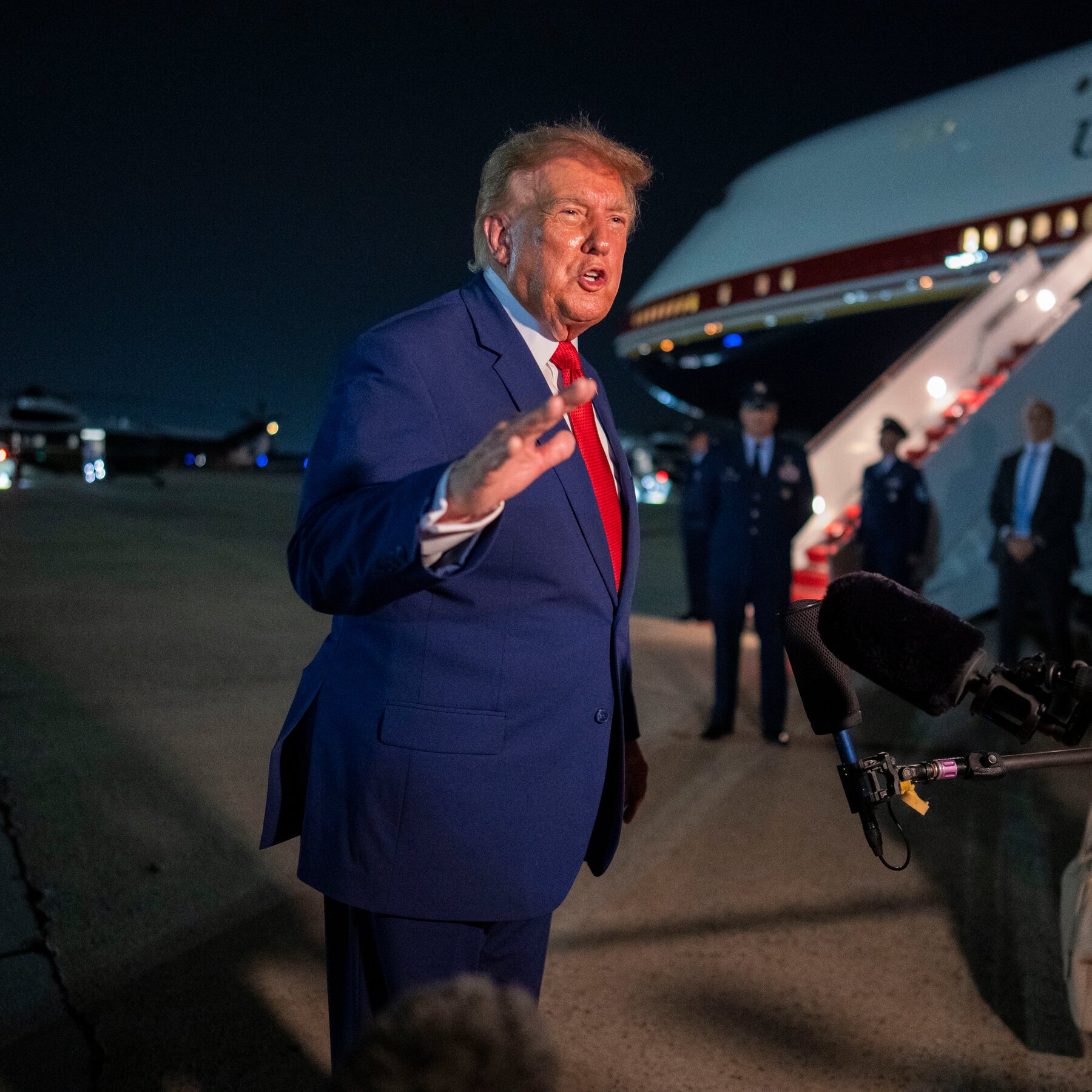 Trump Says Secret Service Ordered Air Force One Swap