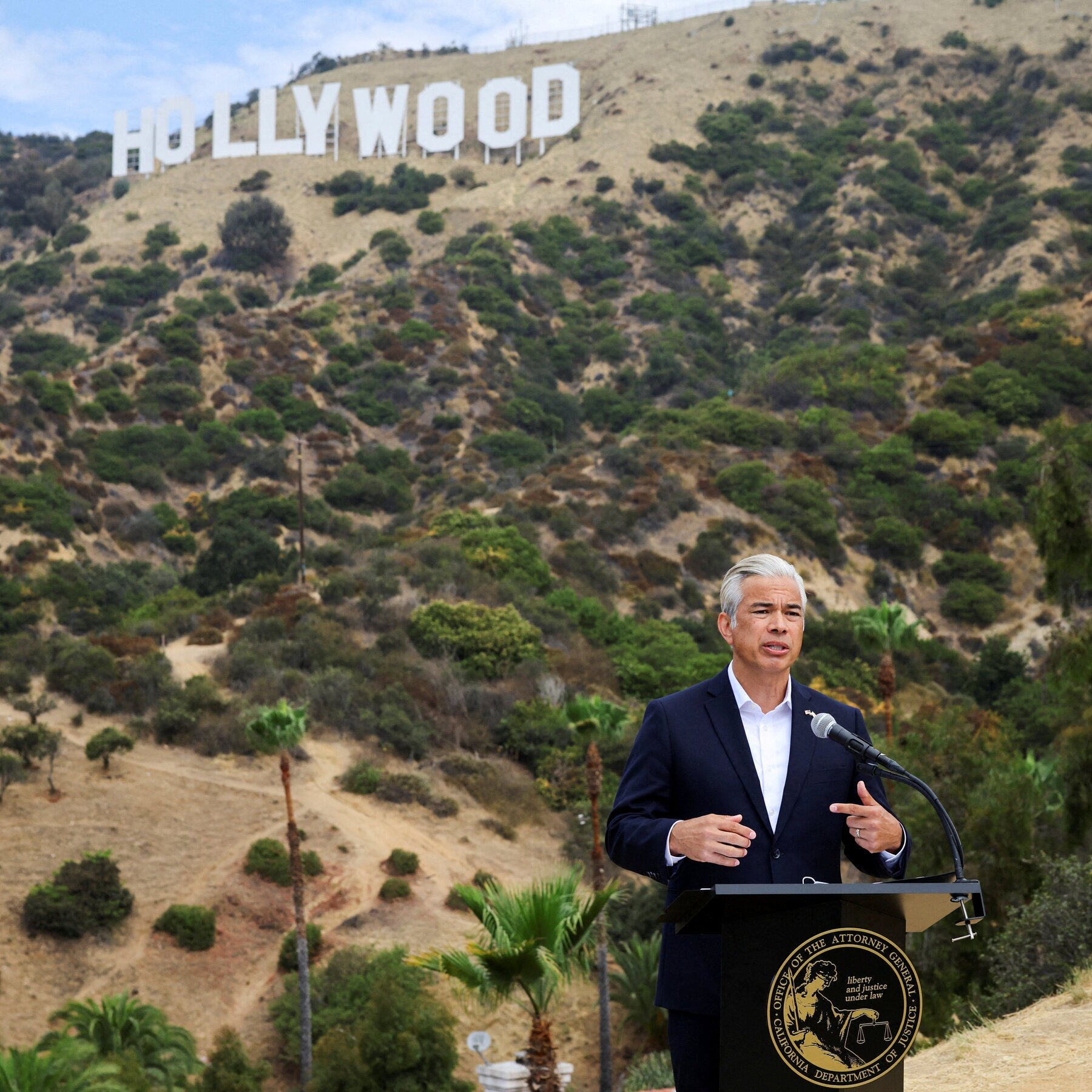 Paramount and California to Hold Preliminary Talks on Warner Bros. Deal