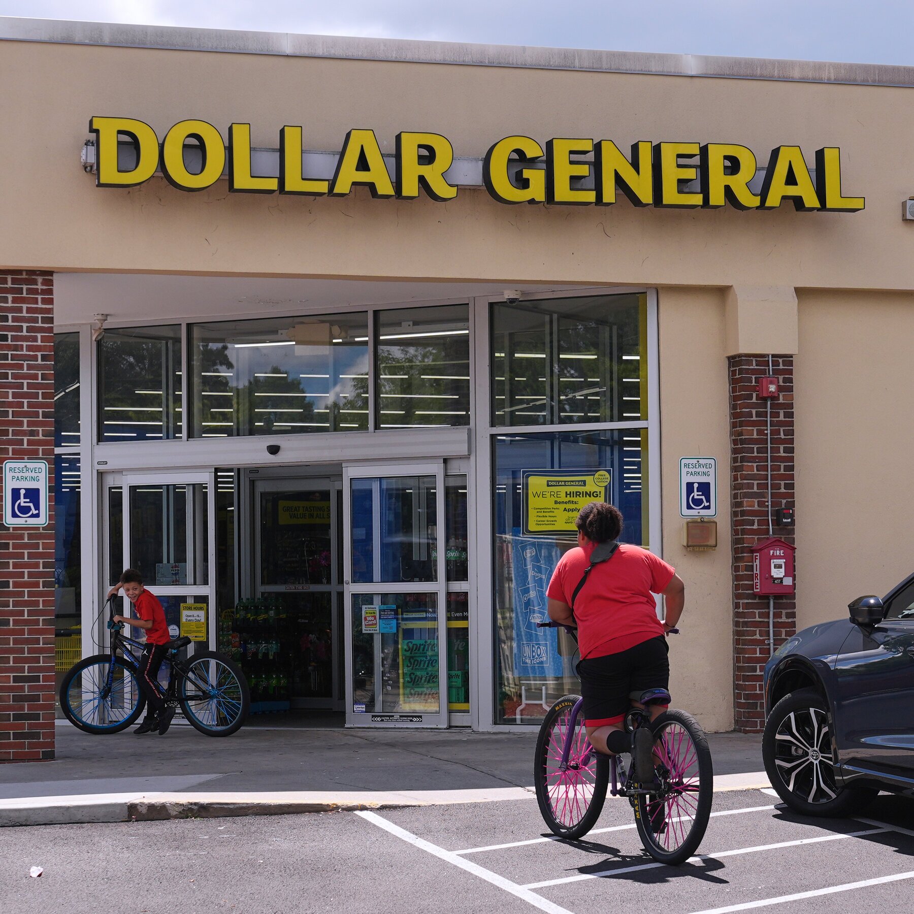 Dollar Tree and Dollar General Report Sales Gains as Shoppers Cut Costs