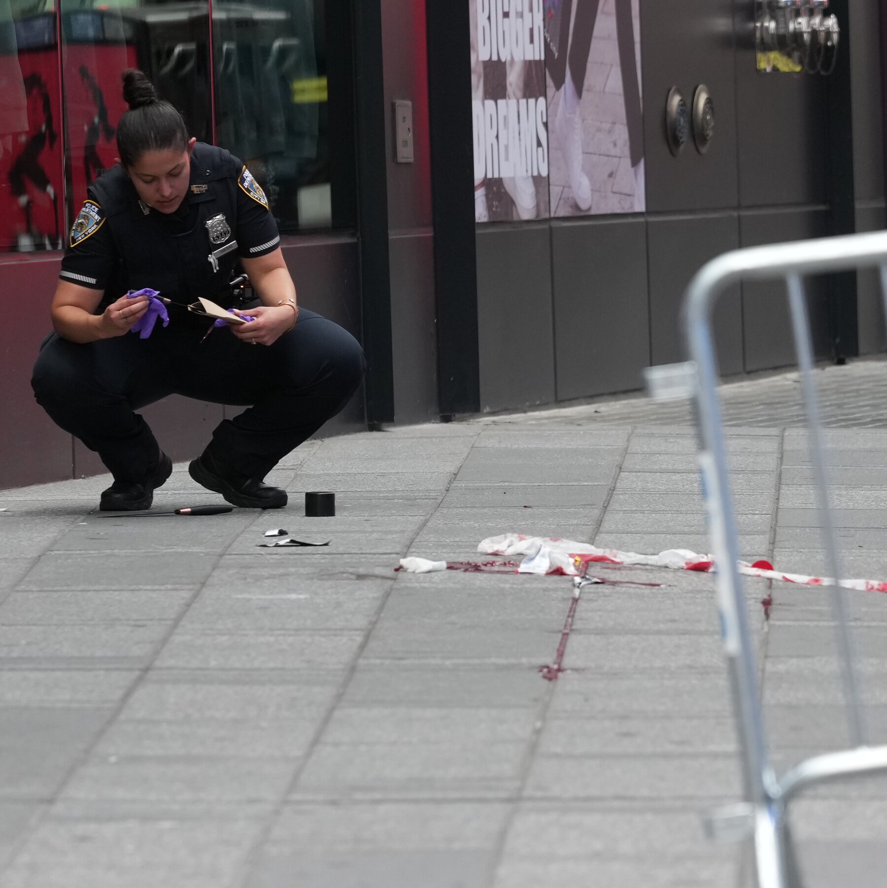 Woman Stabs 2, Killing One, in Times Square and Is Shot Dead by N.Y.P.D.