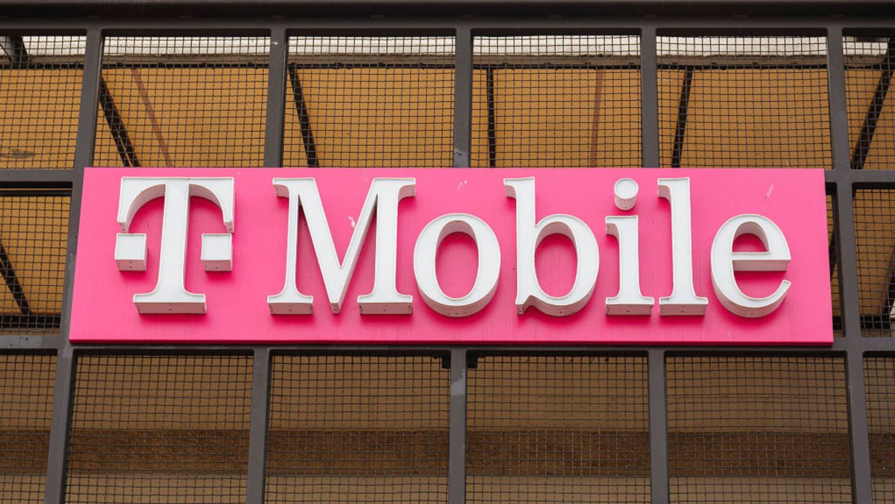 T-Mobile’s Home Internet Deals Include $200 Cash-Back Credit and Free Subscriptions to Hulu and Paramount+