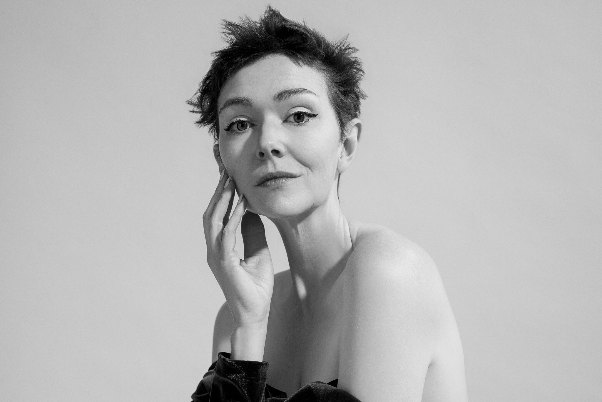 Elf Lyons Brings Solo Show ‘The Woman on the Edge’ to New York for Limited Run (EXCLUSIVE)