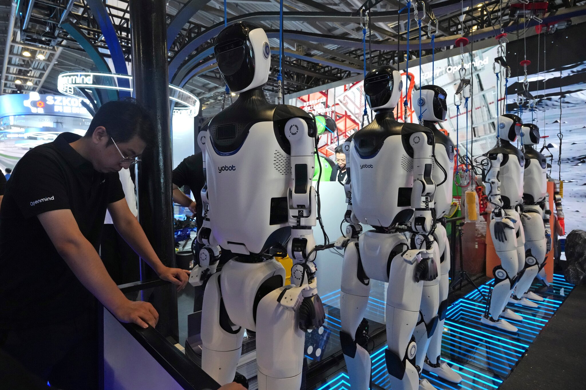 US bans imports of new Chinese robots over security concerns