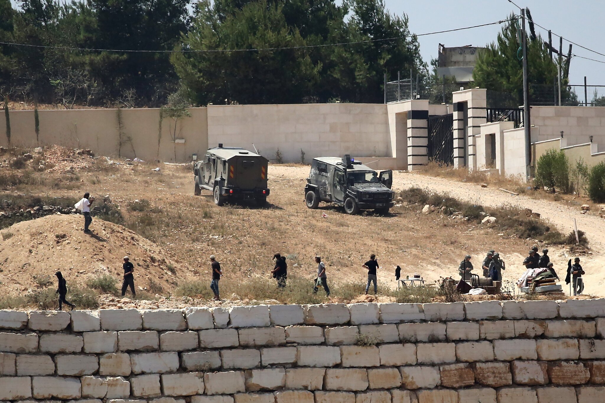 Israeli forces block activists from reaching besieged Qusra families